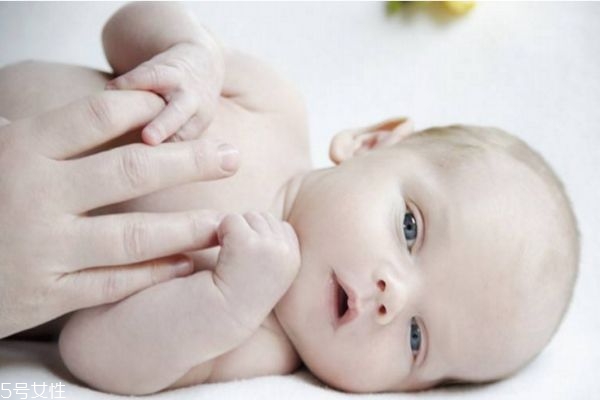 下雪天嬰兒可以用護(hù)膚霜嗎 下雪天嬰兒可以用護(hù)膚霜嗎