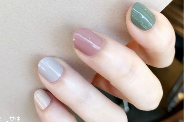 莫蘭迪色美甲 幾何線條美甲圖片 莫蘭迪色美甲 幾何線條美甲圖片