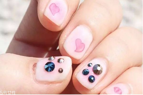 貼鉆美甲教程 個性鉆飾美甲教程 貼鉆美甲教程 個性鉆飾美甲教程