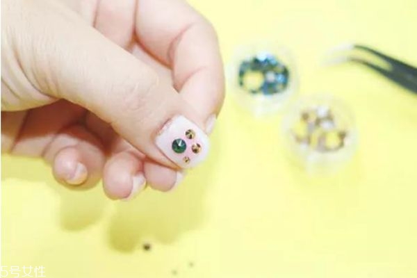 貼鉆美甲教程 個性鉆飾美甲教程 貼鉆美甲教程 個性鉆飾美甲教程