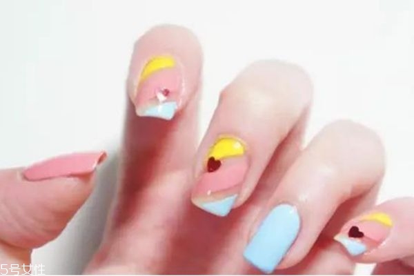 條紋撞色美甲教程 可愛美甲教程 條紋撞色美甲教程 可愛美甲教程