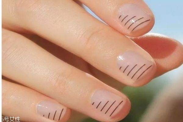 莫蘭迪色美甲 幾何線條美甲圖片 莫蘭迪色美甲 幾何線條美甲圖片
