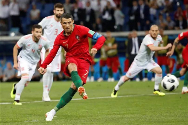 踢足球是用腳的哪個部位踢 看具體情況