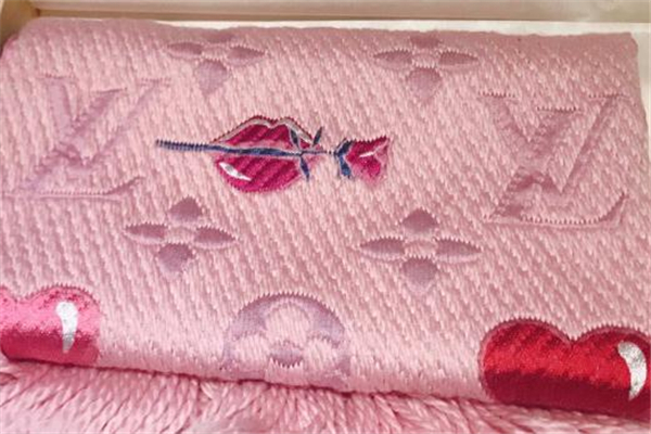 2019lv情人節(jié)限定圍巾多少錢(qián) 粉粉嫩嫩招人愛(ài)