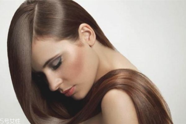 拉直頭發(fā)對(duì)身體的危害 拉直和柔順的區(qū)別 拉直頭發(fā)對(duì)身體的危害 拉直和柔順的區(qū)別