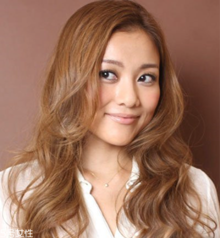 好看的長卷發(fā)發(fā)型圖片 蛋糕卷發(fā)型 好看的長卷發(fā)發(fā)型圖片 蛋糕卷發(fā)型