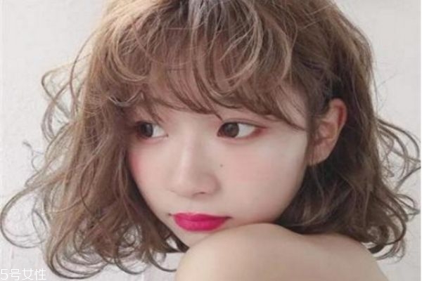 燙發(fā)后掉頭發(fā)很嚴(yán)重怎么辦 這些方法有效緩解掉頭發(fā) 燙發(fā)后掉頭發(fā)很嚴(yán)重怎么辦 這些方法有效緩解掉頭發(fā)