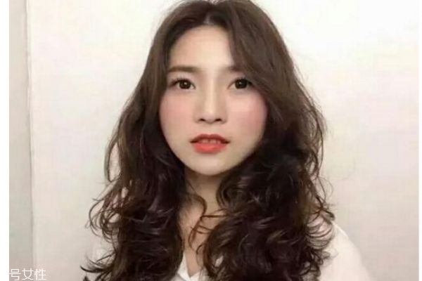 秋天長(zhǎng)發(fā)發(fā)型 長(zhǎng)卷發(fā)才是秋季經(jīng)典款發(fā)型 秋天長(zhǎng)發(fā)發(fā)型 長(zhǎng)卷發(fā)才是秋季經(jīng)典款發(fā)型