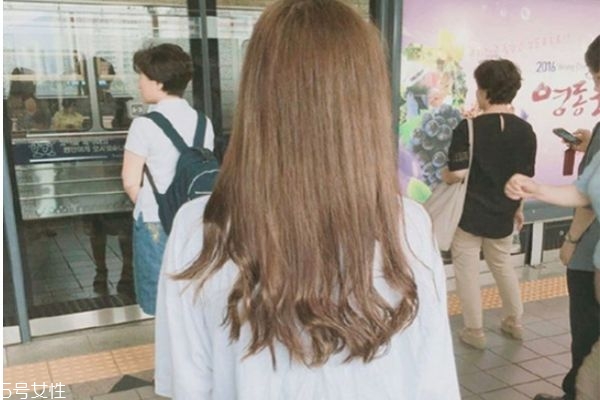 長(zhǎng)卷發(fā)發(fā)型背影圖片 學(xué)生長(zhǎng)卷發(fā)發(fā)型圖片