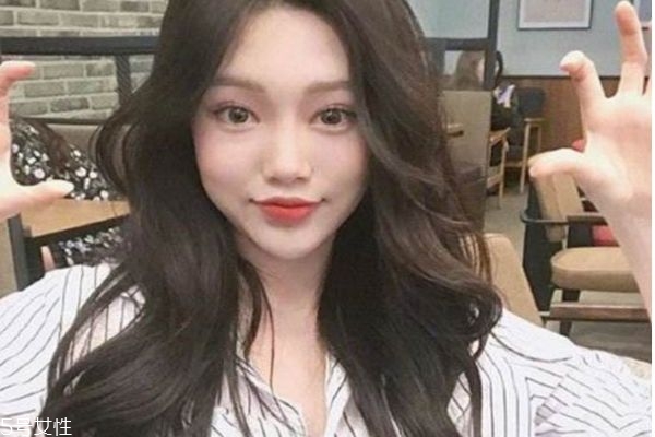 秋天長(zhǎng)發(fā)發(fā)型 長(zhǎng)卷發(fā)才是秋季經(jīng)典款發(fā)型 秋天長(zhǎng)發(fā)發(fā)型 長(zhǎng)卷發(fā)才是秋季經(jīng)典款發(fā)型