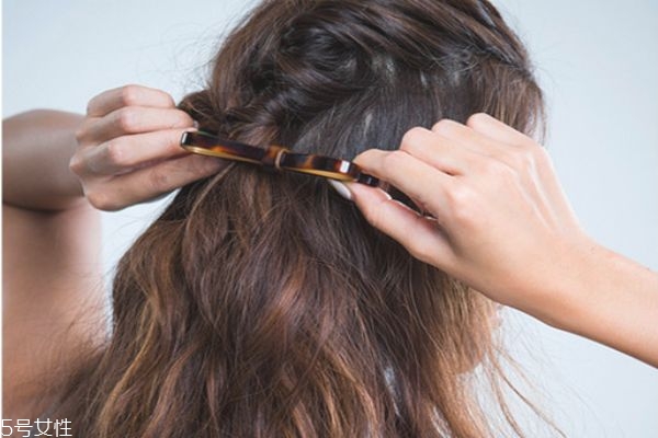 長(zhǎng)卷發(fā)怎么扎好看圖解 長(zhǎng)卷發(fā)扎法步驟 長(zhǎng)卷發(fā)怎么扎好看圖解 長(zhǎng)卷發(fā)扎法步驟