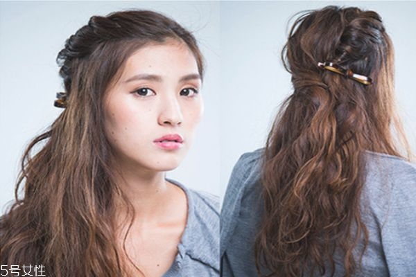長(zhǎng)卷發(fā)怎么扎好看圖解 長(zhǎng)卷發(fā)扎法步驟 長(zhǎng)卷發(fā)怎么扎好看圖解 長(zhǎng)卷發(fā)扎法步驟