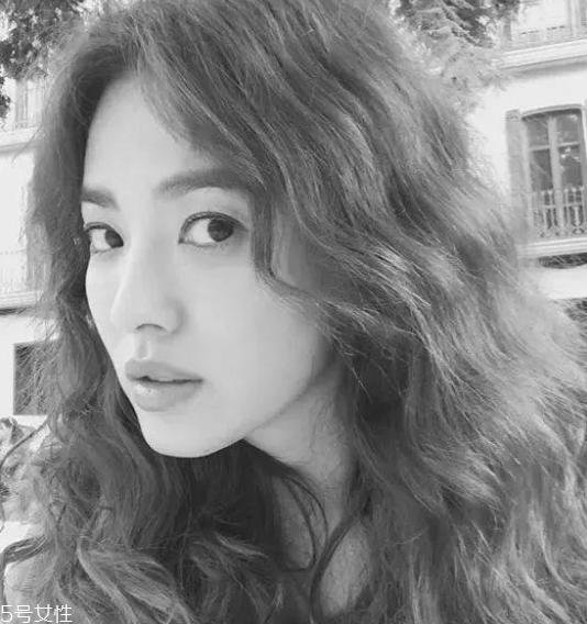 長(zhǎng)卷發(fā)怎么扎好看圖解 長(zhǎng)卷發(fā)扎法步驟 長(zhǎng)卷發(fā)怎么扎好看圖解 長(zhǎng)卷發(fā)扎法步驟