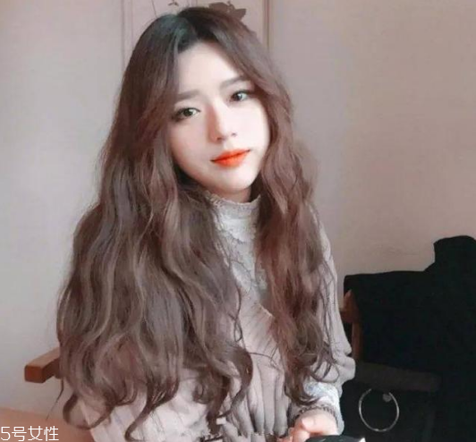 長(zhǎng)卷發(fā)怎么扎好看圖解 長(zhǎng)卷發(fā)扎法步驟 長(zhǎng)卷發(fā)怎么扎好看圖解 長(zhǎng)卷發(fā)扎法步驟