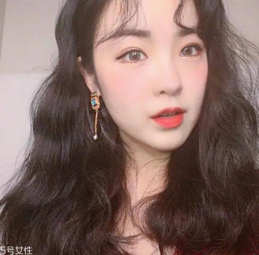 長(zhǎng)卷發(fā)怎么扎好看圖解 長(zhǎng)卷發(fā)扎法步驟 長(zhǎng)卷發(fā)怎么扎好看圖解 長(zhǎng)卷發(fā)扎法步驟