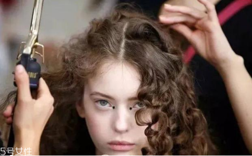 長(zhǎng)卷發(fā)怎么扎好看圖解 長(zhǎng)卷發(fā)扎法步驟 長(zhǎng)卷發(fā)怎么扎好看圖解 長(zhǎng)卷發(fā)扎法步驟