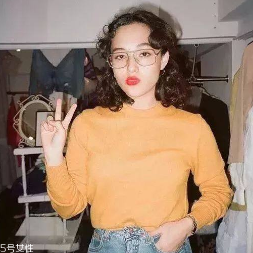 長(zhǎng)卷發(fā)怎么扎好看圖解 長(zhǎng)卷發(fā)扎法步驟 長(zhǎng)卷發(fā)怎么扎好看圖解 長(zhǎng)卷發(fā)扎法步驟