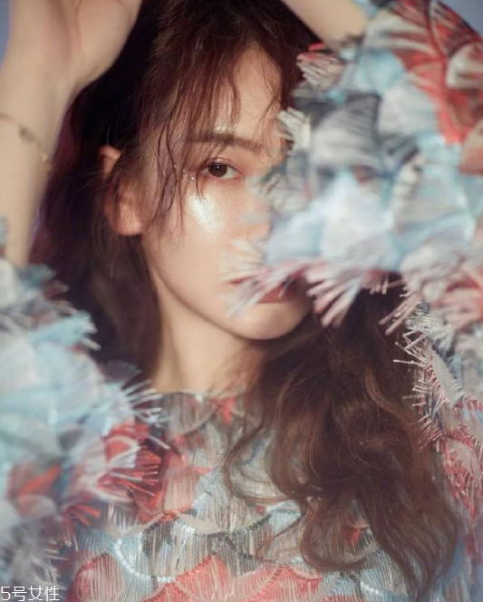 長(zhǎng)卷發(fā)怎么扎好看圖解 長(zhǎng)卷發(fā)扎法步驟 長(zhǎng)卷發(fā)怎么扎好看圖解 長(zhǎng)卷發(fā)扎法步驟