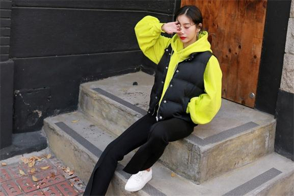 羽絨背心里面配什么衣服 溫暖和風度并存