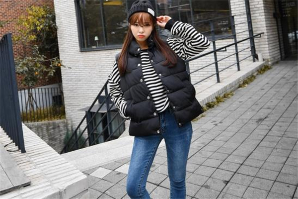 羽絨背心里面配什么衣服 溫暖和風度并存