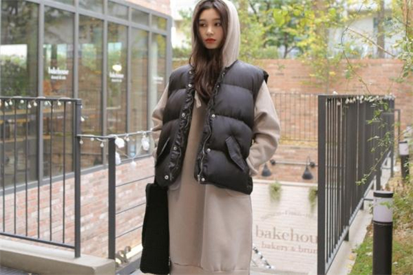 羽絨背心里面配什么衣服 溫暖和風度并存