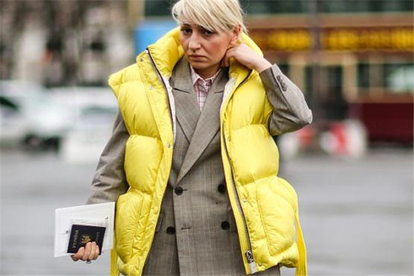 羽絨背心里面配什么衣服 溫暖和風度并存