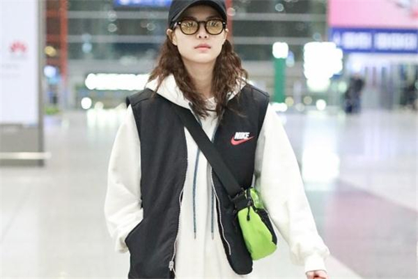 羽絨背心里面配什么衣服 溫暖和風度并存