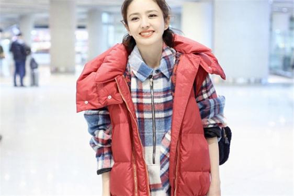 羽絨背心里面配什么衣服 溫暖和風度并存