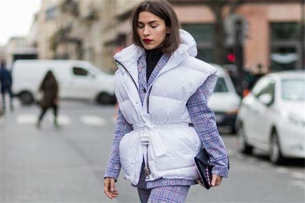 羽絨背心里面配什么衣服 溫暖和風度并存