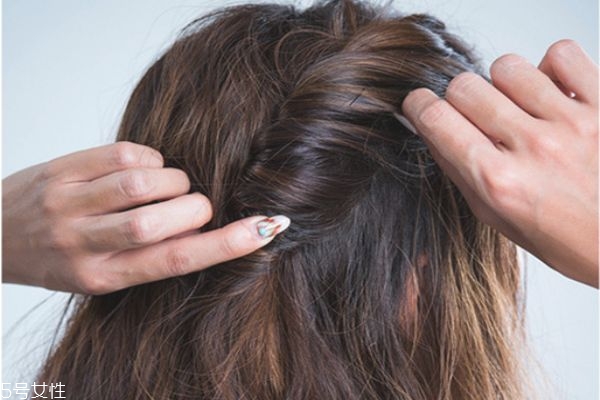 長(zhǎng)卷發(fā)怎么扎好看圖解 長(zhǎng)卷發(fā)扎法步驟 長(zhǎng)卷發(fā)怎么扎好看圖解 長(zhǎng)卷發(fā)扎法步驟