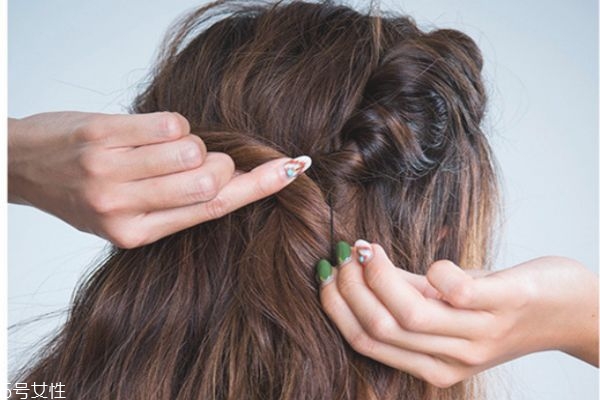 長(zhǎng)卷發(fā)怎么扎好看圖解 長(zhǎng)卷發(fā)扎法步驟 長(zhǎng)卷發(fā)怎么扎好看圖解 長(zhǎng)卷發(fā)扎法步驟