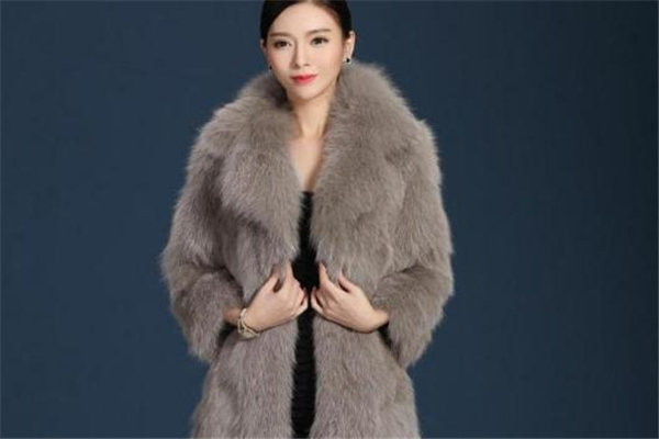 2019年冬天流行什么大衣 三件經(jīng)典款 2019年冬天流行什么大衣 三件經(jīng)典款