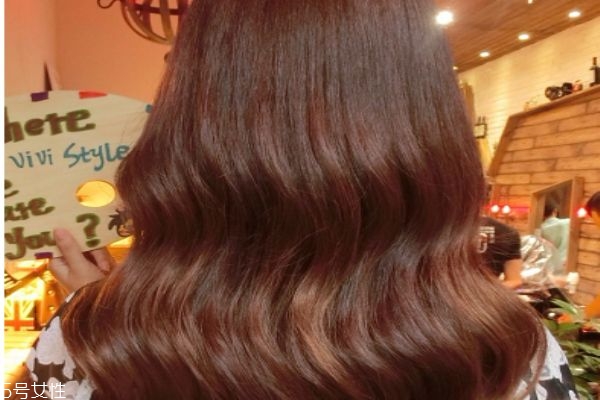 小豆棕頭發(fā)顯白嗎 小豆棕相似色 小豆棕頭發(fā)顯白嗎 小豆棕相似色