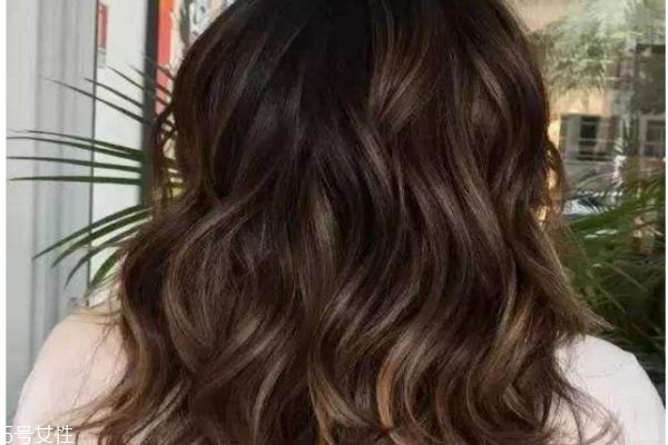 深棕色適合什么年齡 深棕色頭發(fā)適合什么人 深棕色適合什么年齡 深棕色頭發(fā)適合什么人