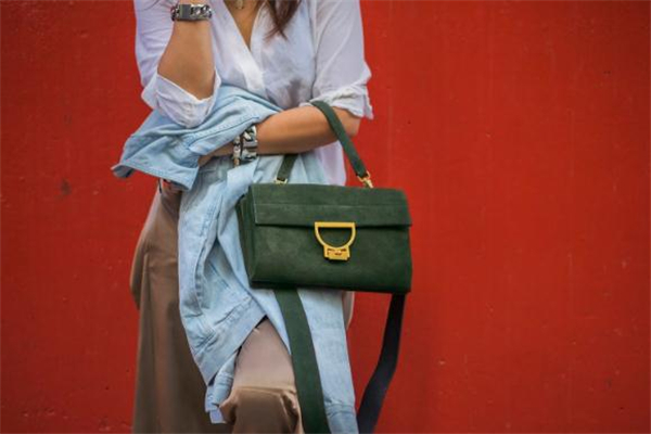 coccinelle和mk哪個(gè)好 前者性價(jià)比更高 coccinelle和mk哪個(gè)好 前者性價(jià)比更高