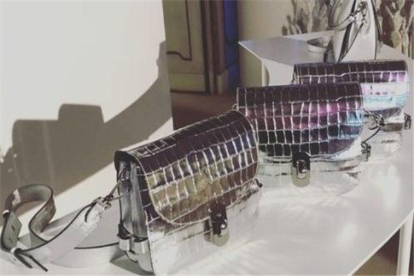 coccinelle和mk哪個(gè)好 前者性價(jià)比更高 coccinelle和mk哪個(gè)好 前者性價(jià)比更高