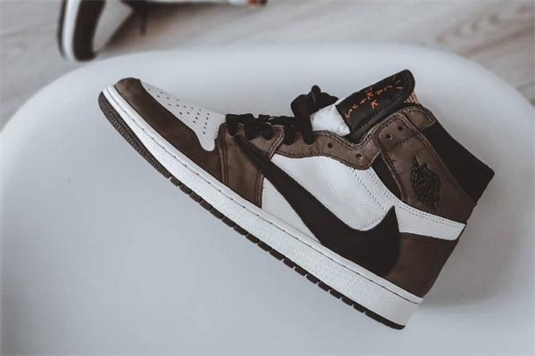 travis scott聯(lián)名aj1反鉤多少錢 市場價炒至上萬 travis scott聯(lián)名aj1反鉤多少錢 市場價炒至上萬