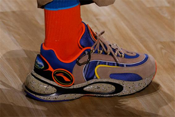 李寧2019紐約時裝周走秀款V8跑鞋價格 濃濃復古風