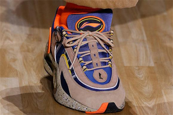 李寧2019紐約時裝周走秀款V8跑鞋價格 濃濃復古風