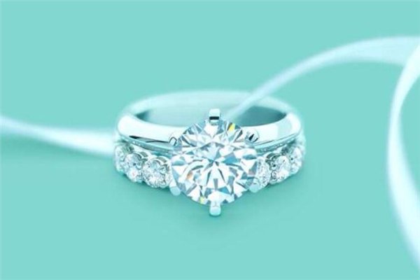 訂婚戒指戴哪個手指 男女各有講究 訂婚戒指戴哪個手指 男女各有講究