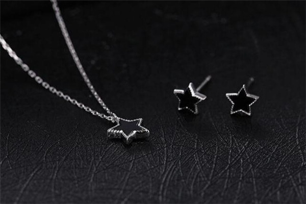 黑色鎖骨鏈配什么衣服 搭配法則要掌握