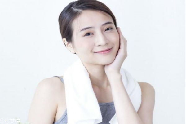 白醋跟洗面奶哪個(gè)先用 白醋和洗面奶使用順序