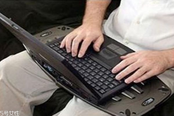 男性玩筆記本電腦的時候千萬別放腿上