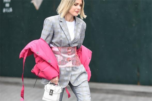 粉色衣服配灰色好看嗎 高級(jí)灰和少女粉的碰撞 粉色衣服配灰色好看嗎 高級(jí)灰和少女粉的碰撞