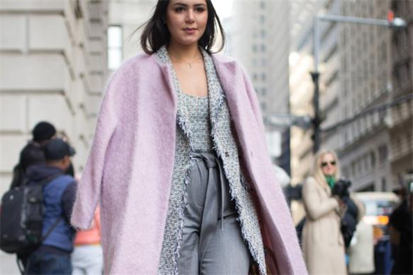 粉色衣服配灰色好看嗎 高級(jí)灰和少女粉的碰撞 粉色衣服配灰色好看嗎 高級(jí)灰和少女粉的碰撞