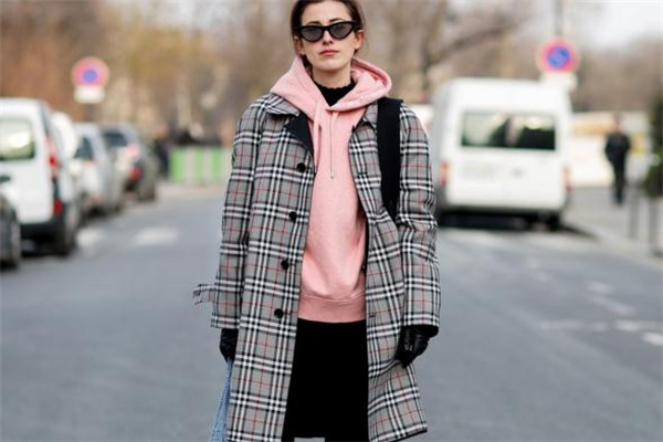 粉色衣服配灰色好看嗎 高級(jí)灰和少女粉的碰撞 粉色衣服配灰色好看嗎 高級(jí)灰和少女粉的碰撞