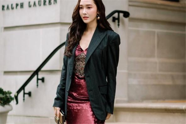 西裝怎么搭配連衣裙 跟著明星學(xué)穿搭 西裝怎么搭配連衣裙 跟著明星學(xué)穿搭