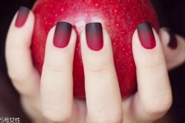 雙色漸變美甲的做法 雙色漸變美甲圖片大全 雙色漸變美甲的做法 雙色漸變美甲圖片大全