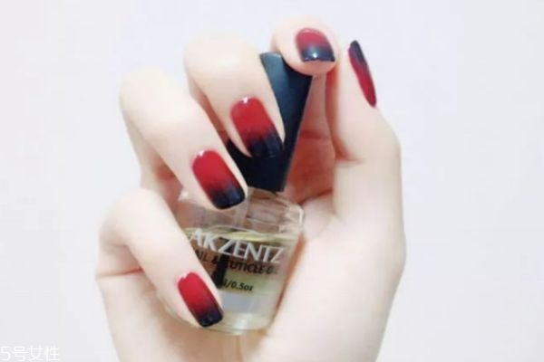 雙色漸變美甲的做法 雙色漸變美甲圖片大全 雙色漸變美甲的做法 雙色漸變美甲圖片大全
