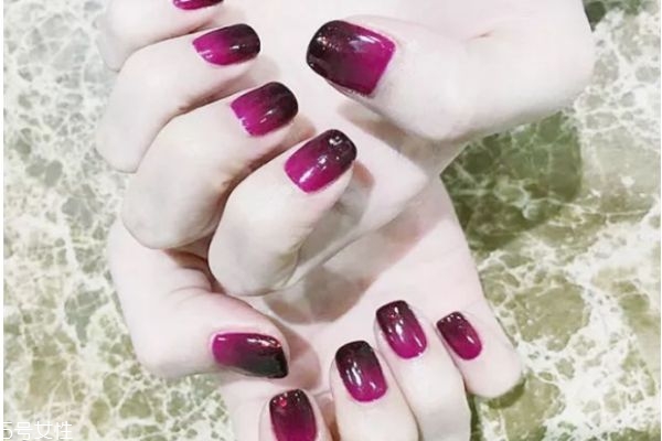 雙色漸變美甲的做法 雙色漸變美甲圖片大全 雙色漸變美甲的做法 雙色漸變美甲圖片大全